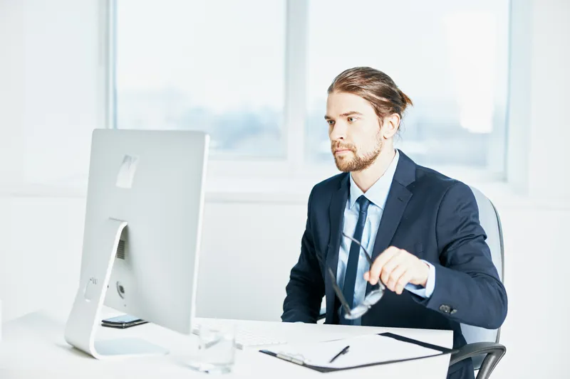 Офисный работник, должностное лицо, работает за компьютером