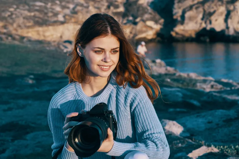 Женщина-фотограф на открытом воздухе, профессиональный пейзаж, образ жизни, веселье