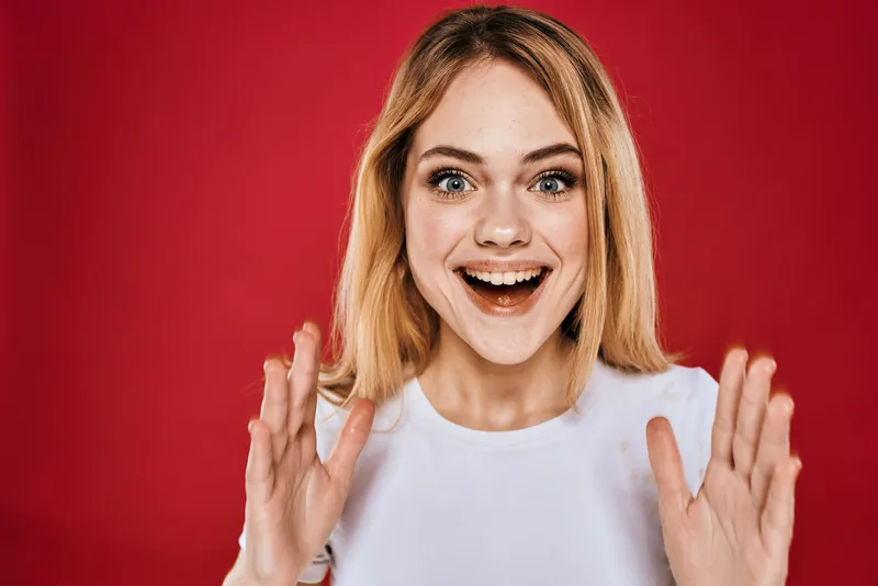 Симпатичная женщина улыбается