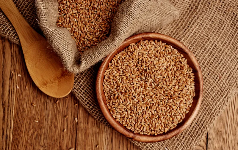 Органические продукты для каши: овсяные хлопья в тарелке и кухонная утварь