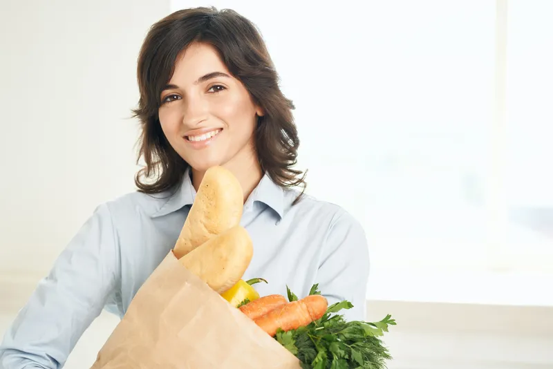 Женщина с продуктами в руках на кухне, брызги, домохозяйка, здоровая еда