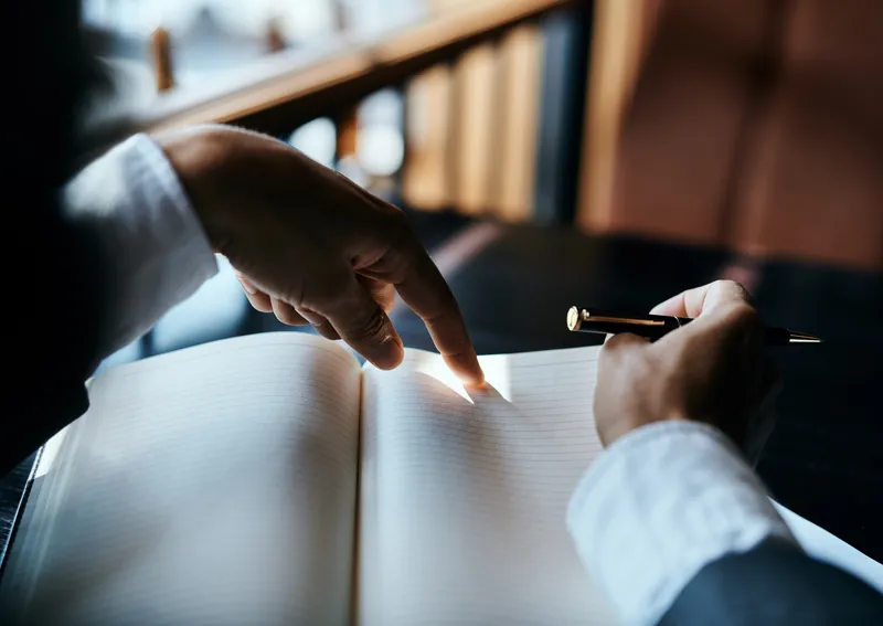 Бизнесвумен в кафе с книгой на столе, документами, чашкой кофе, работа, образ жизни