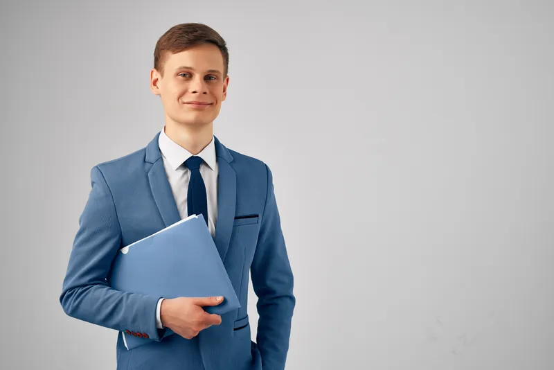 Деловой мужчина в костюме с синей папкой и документами, работа, профессионал