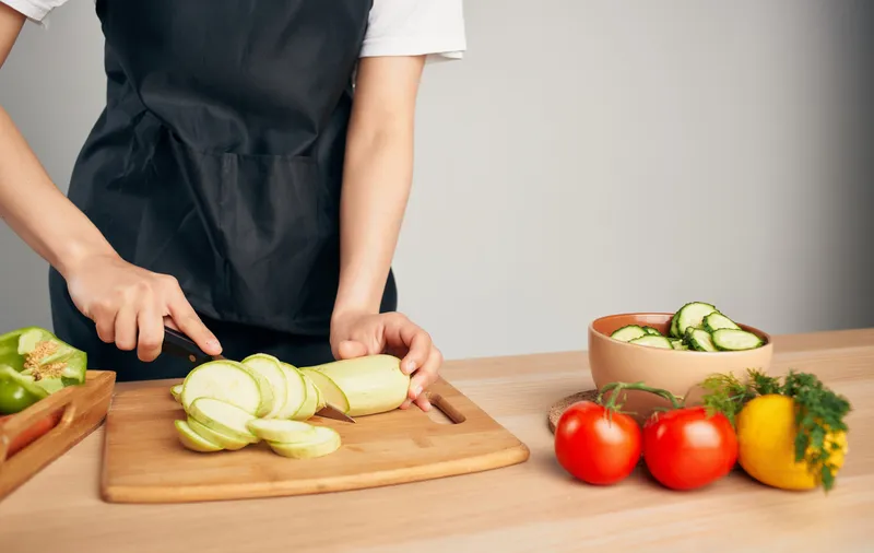 Нарезка овощей на кухне, приготовление здоровой пищи