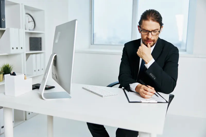 Офисный работник с документами в руках общается по телефону, руководитель