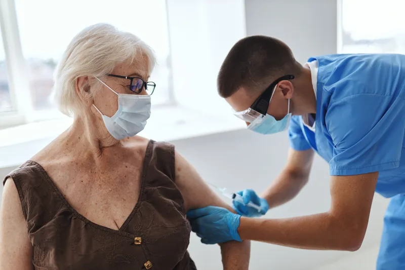 Пациент и врач в больнице обсуждают вакцинный паспорт и лечение, связанное с иммунитетом