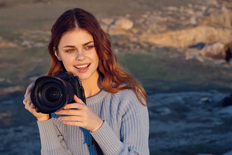 Женщина-фотограф на открытом воздухе, профессиональный образ жизни, работа, путешествия