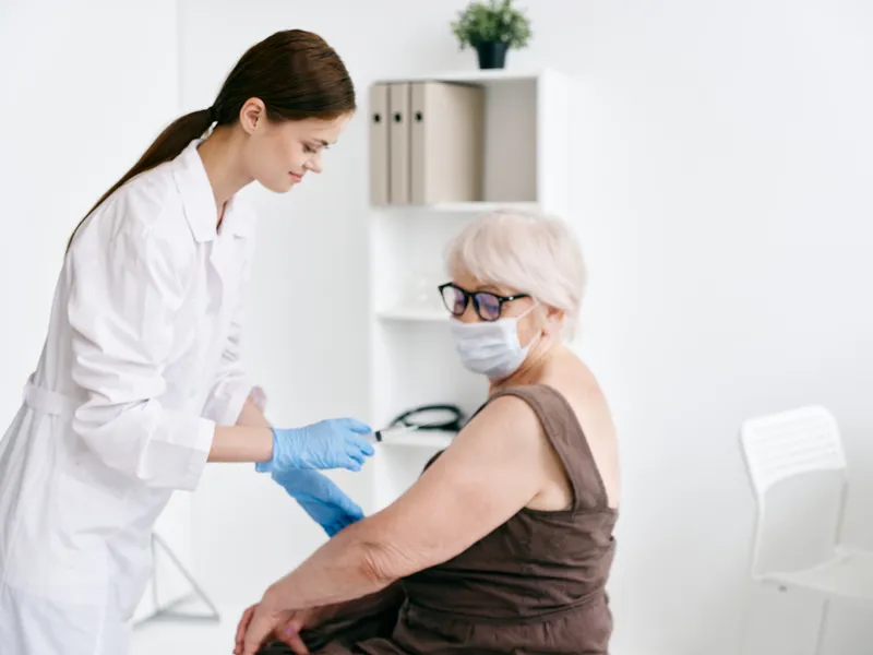 Врач и пациент в больнице, вакцинация, медицина, эпидемия COVID-19