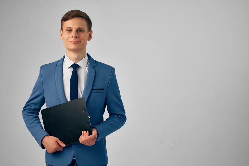 Бизнесмен с чёрной папкой, офисная работа, документы, менеджер
