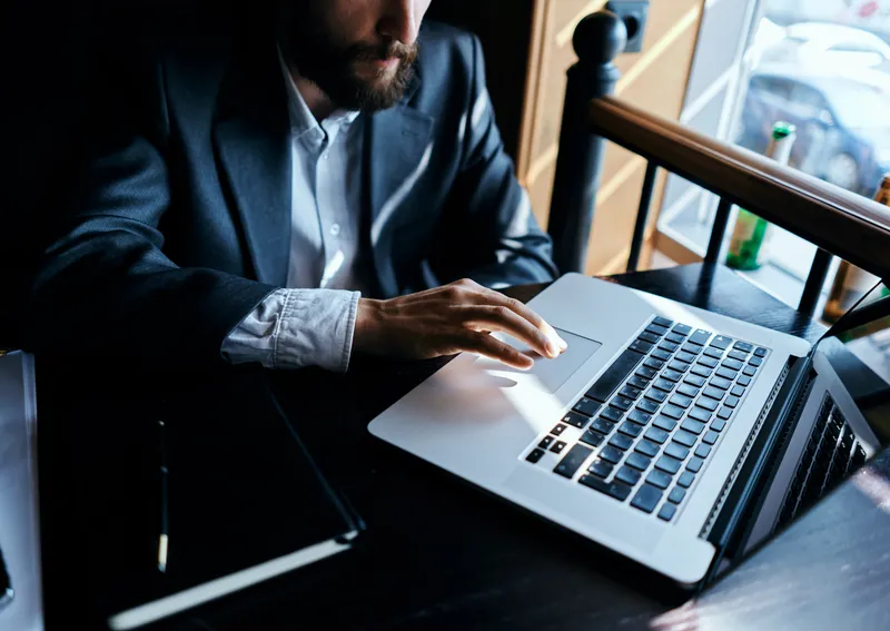 Работа за ноутбуком, технологии, общение, официальный стиль жизни