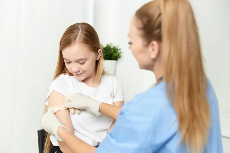 Женщина-врач рядом с девочкой, вакцинация, медицинское лечение