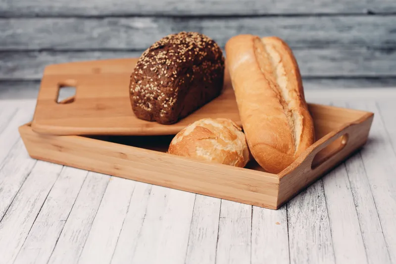 Домашняя выпечка на деревянном подносе, закуска, свежий вкус