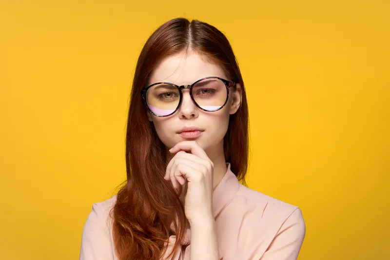 Привлекательная женщина улыбается, демонстрируя косметику