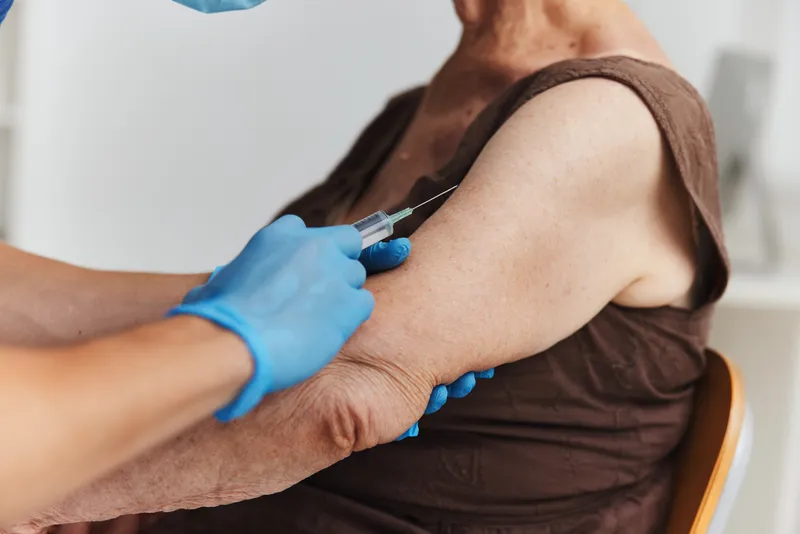 Врач делает укол крупным планом, вакцинация, паспорт COVID-19