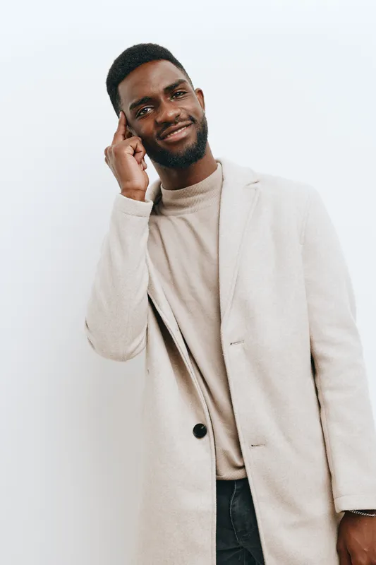 Повседневный образ афроамериканского мужчины в белой рубашке и солнцезащитных очках