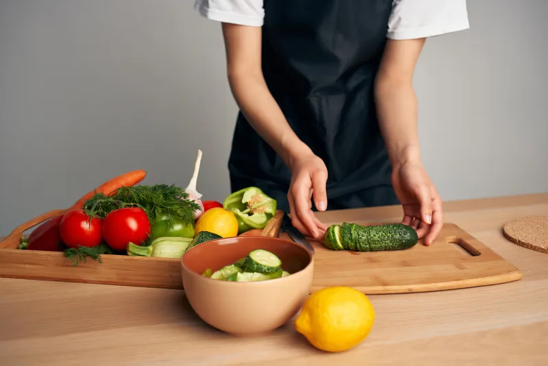 Нарезка свежих овощей на кухне, процесс приготовления
