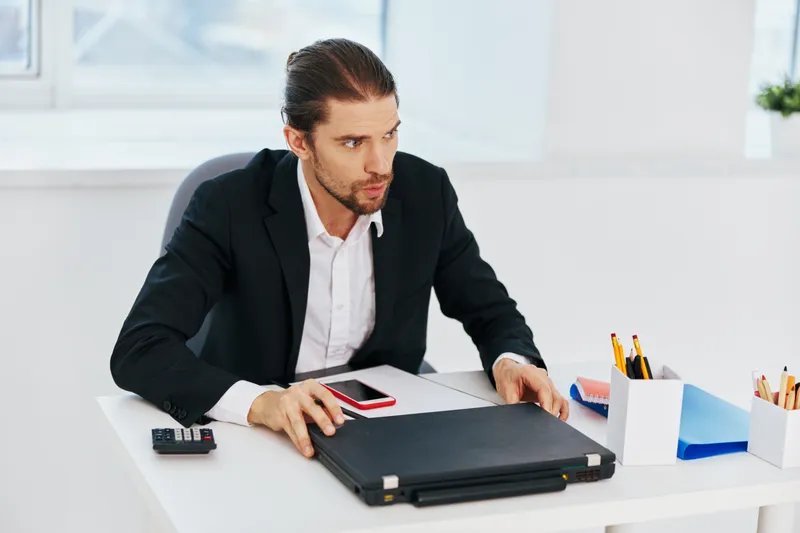 Менеджер работает в офисе с документами