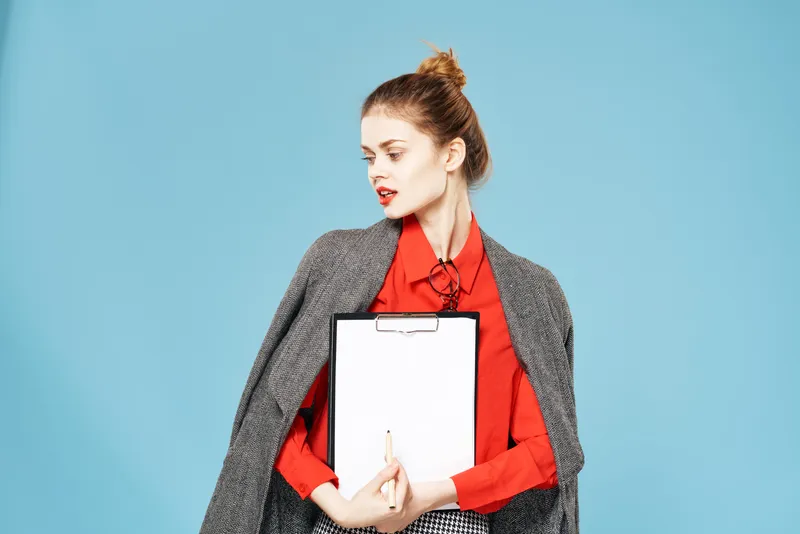 Деловая женщина в пиджаке с документами, профессиональный образ жизни, официальный стиль