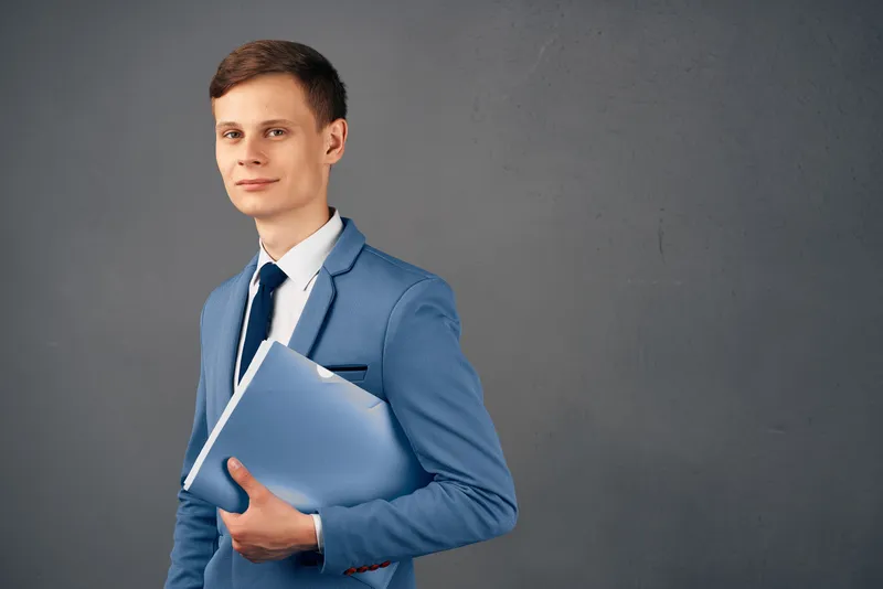 Бизнесмен в костюме с документами работает в профессиональном офисе