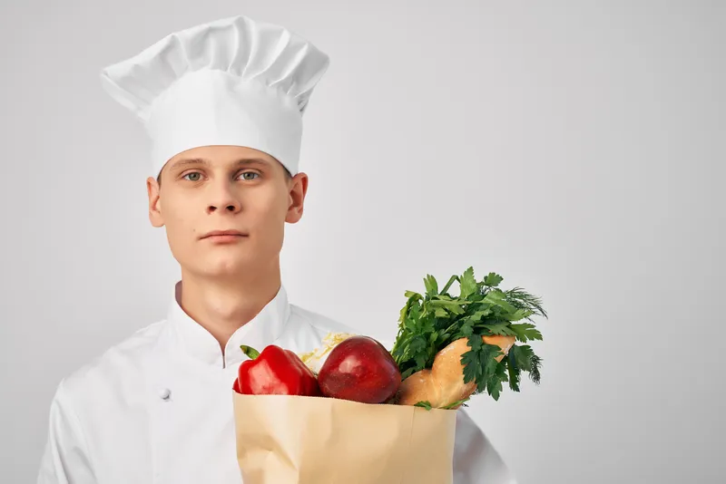 Шеф-повар мужского пола с упаковкой продуктов, здоровая пища на кухне
