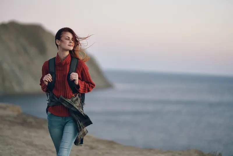 Женщина с рюкзаком, путешествия, туризм, горы, море, океан