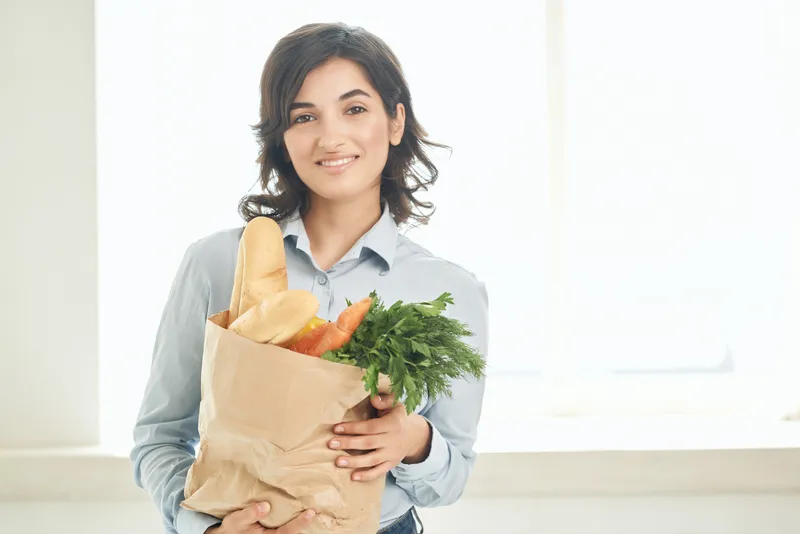 Домохозяйка с пакетом продуктов, доставка из супермаркета