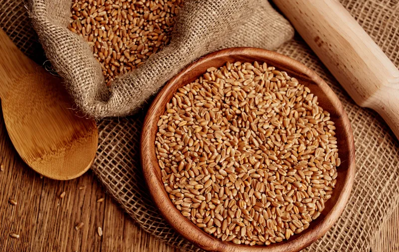 Органические продукты для приготовления овсяной каши в тарелке, рядом кухонная утварь