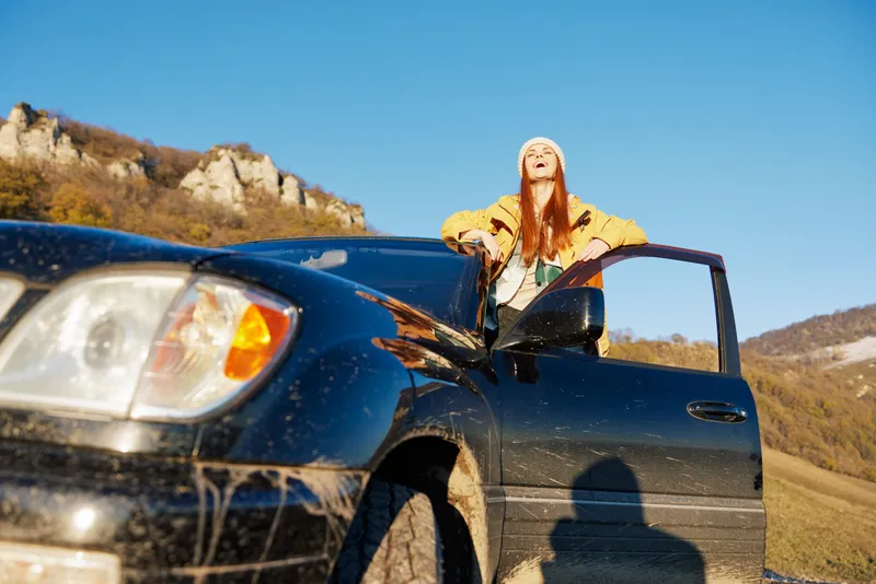 Женщина-путешественница, автомобили, поездка в горы, пейзаж