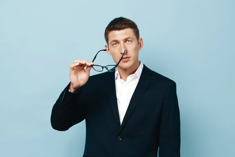 Модный мужчина, белый, позирует на изолированном фоне в повседневной одежде