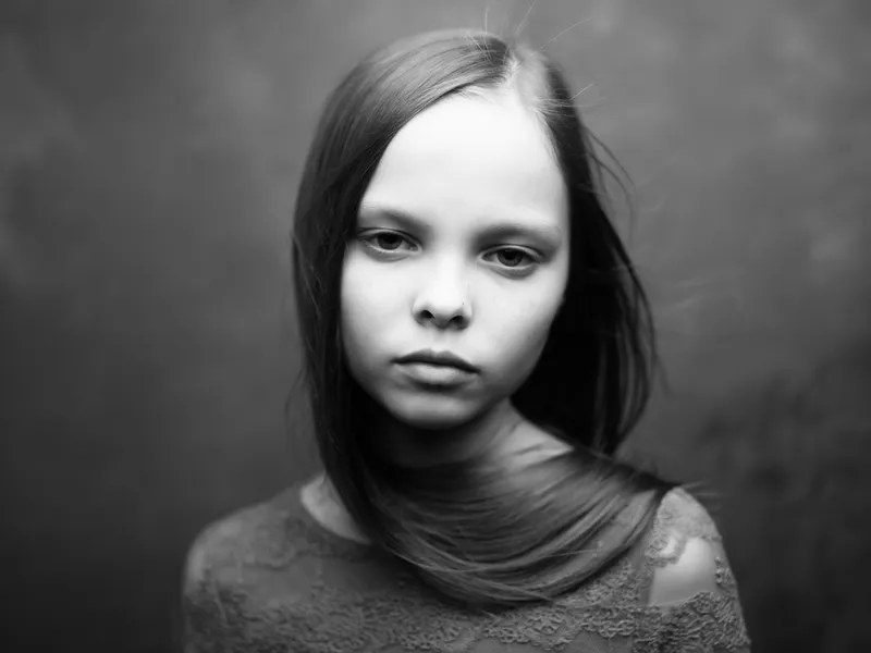 Крупный план девушки с грустным выражением лица, кадрированный вид