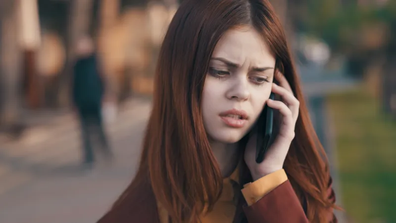 Женщина на улице в парке общается по телефону, прогулка, эмоции