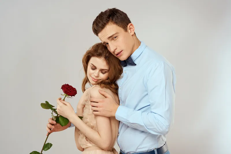 Мужчина дарит женщине розы