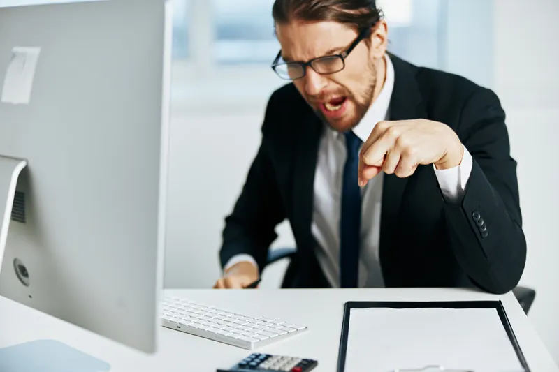 Бизнесмен в костюме, офисная работа, телефон, технологии