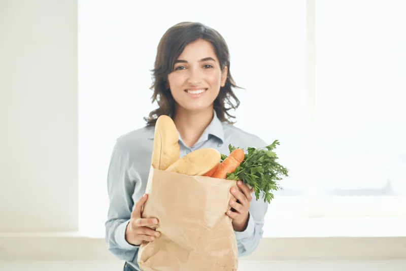 Домохозяйка с пакетом продуктов, овощи, доставка из супермаркета