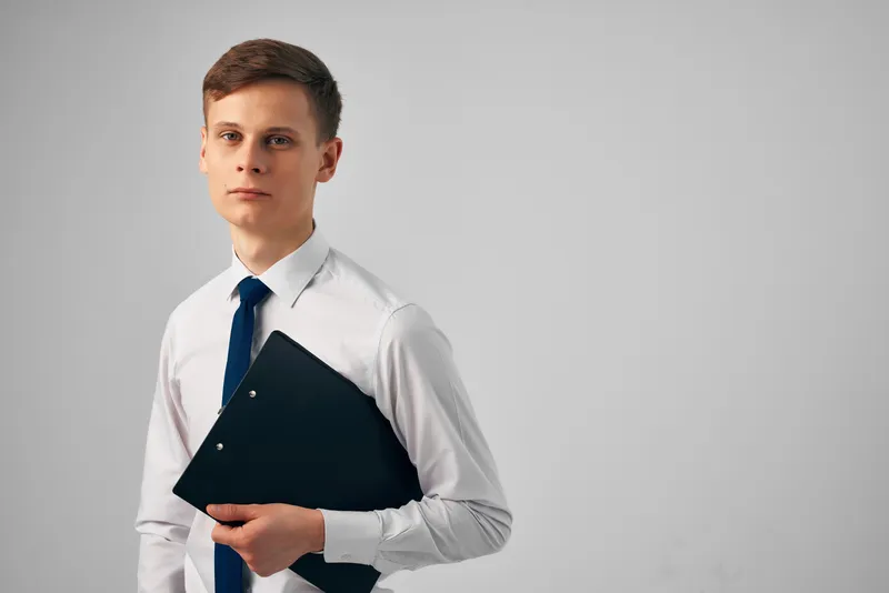 Менеджер с документами в руках, профессиональная работа, предприниматель в офисе