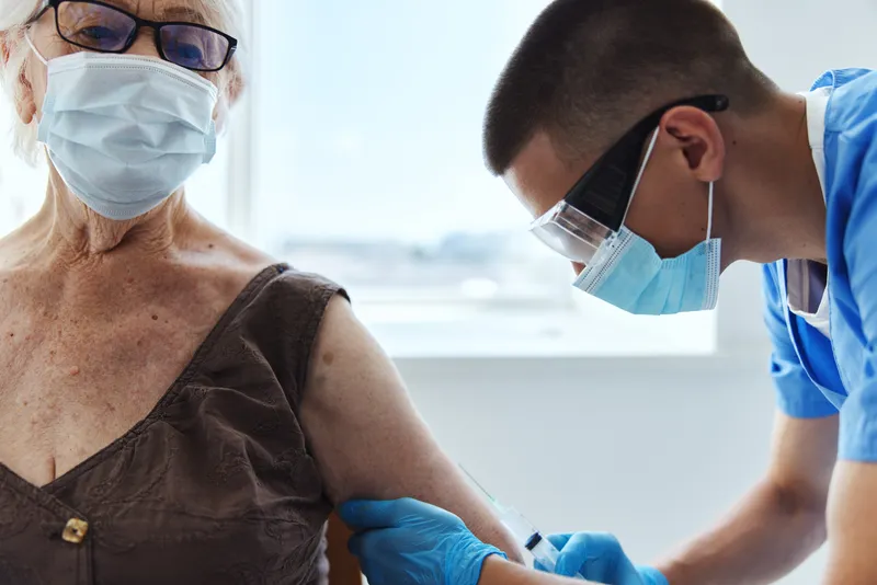 Пациент и врач, COVID-19 паспорт, пандемия коронавируса