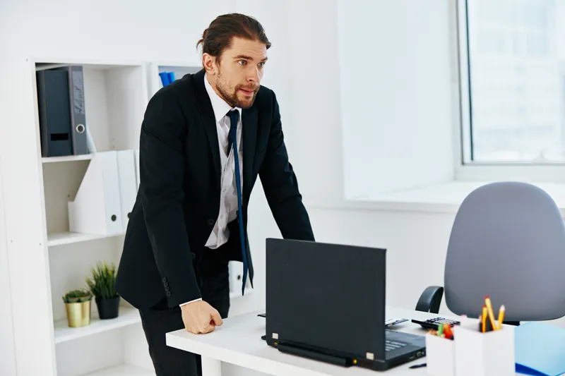 Менеджер работает с официальными документами в офисе, что отражает стиль работы руководителя