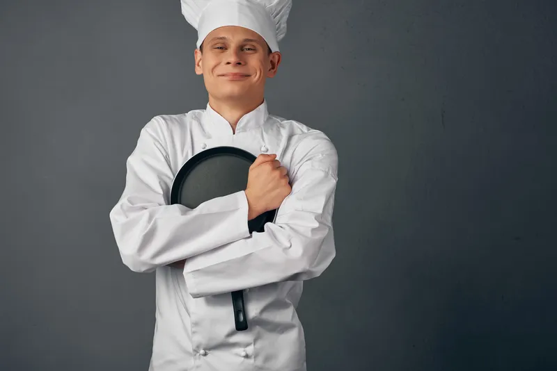 Мужчина в поварской форме жестикулирует руками, эмоции, ресторан высокой кухни