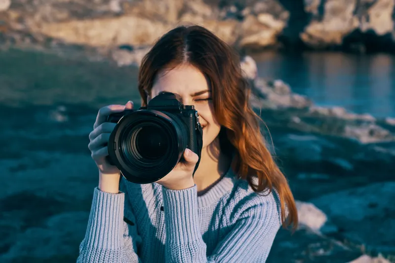 Женщина-фотограф на фоне природы, скалистые горы, приключение