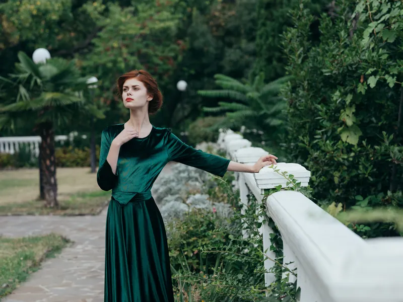 Красивая женщина в зеленом платье, архитектура, природа, гламур, модель