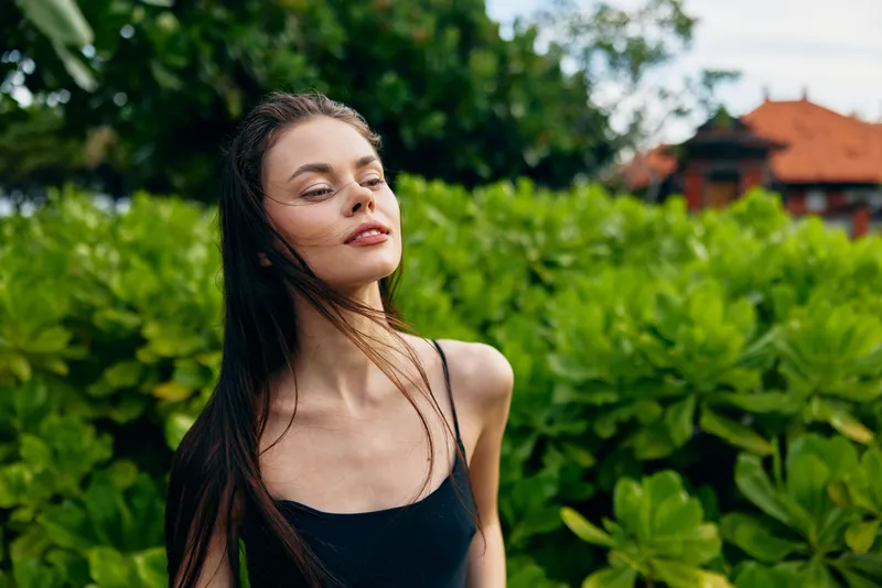 Летняя женщина отдыхает в футболке на лугу