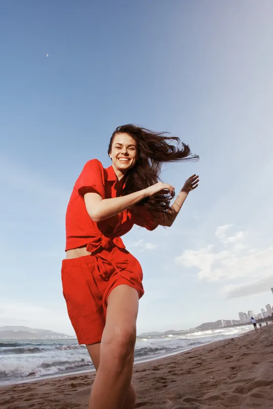 Свободолюбивое блаженство на подиуме: модная и стильная женщина, обнимающая свободу на пляже