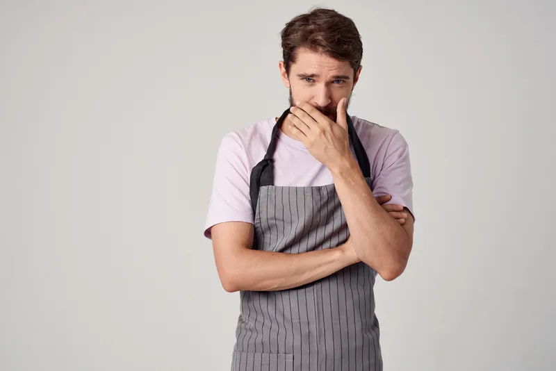 Мужчина в поварской форме в ресторане высокой кухни, профессионалы индустрии