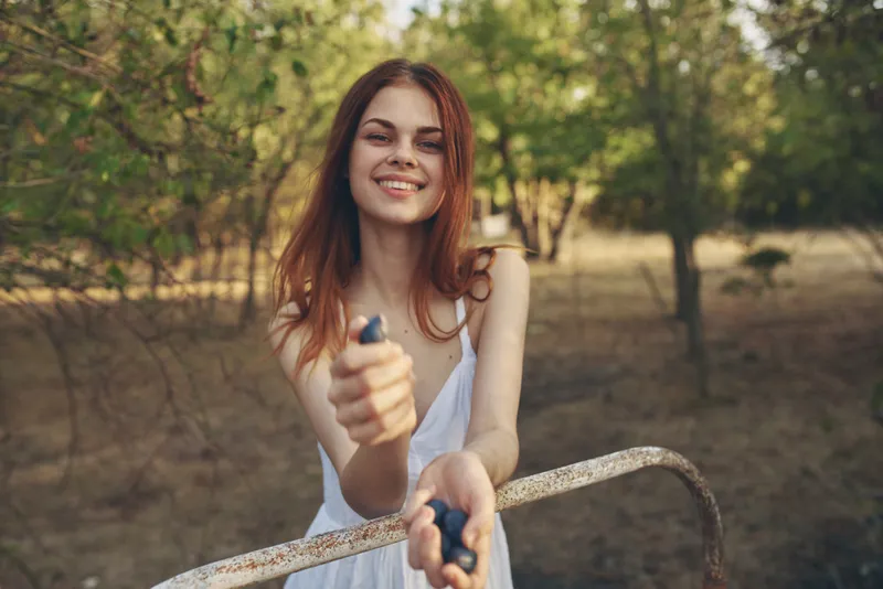 Женщина в белом платье на прогулке на природе летом
