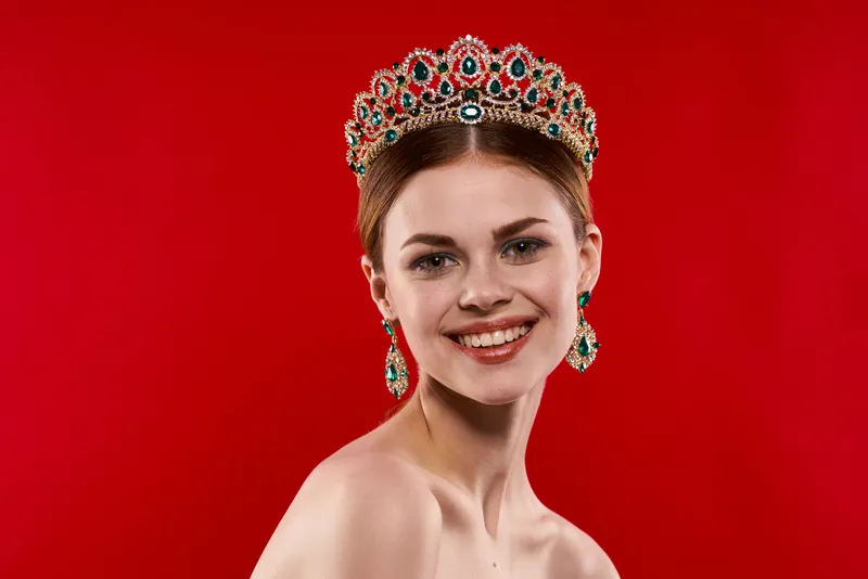 Красивая женщина с роскошными обнажёнными плечами, косметика, мода, веселье, студийная модель