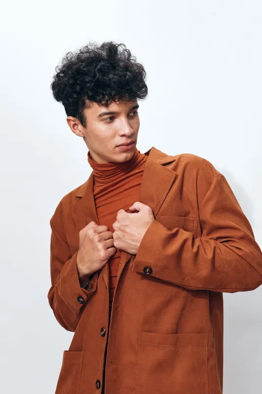 Смотрящий мужчина с кудрявыми волосами, модный, современный, портрет, модный, серьезный студент, на бежевом фоне, стиль жизни, человек, в черном, красивая одежда, мода, белый, повседневный, лицо