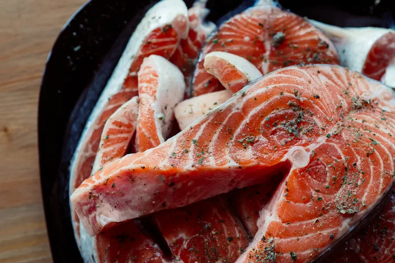 Красная рыба, специи, приготовление морепродуктов как деликатеса на тарелке