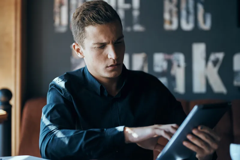 Бизнесмен, фрилансер с ноутбуком в кафе за столом, менеджер, документы, чашка кофе, модель