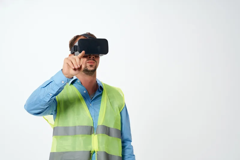 Инженер в белой каске и VR-очках на изолированном фоне