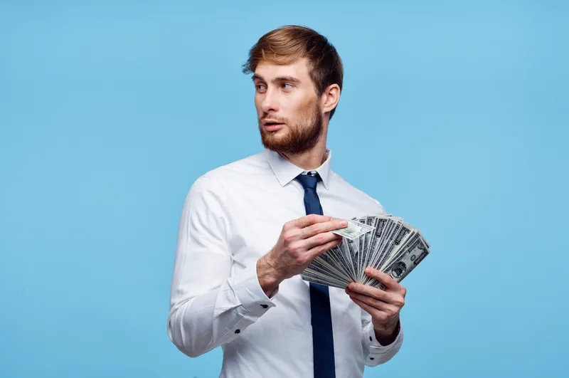 Деловой мужчина с пачками денег, финансы, офис, предприниматель